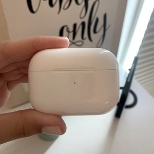 apple airpods pro charging case